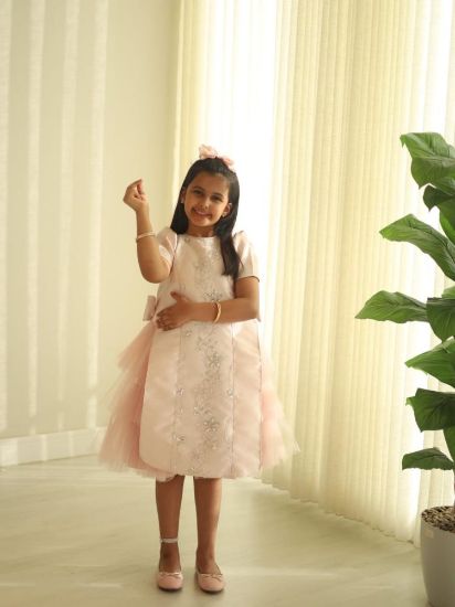 صورة فستان سهرة اناقة كلاسيكيه وسحر التل